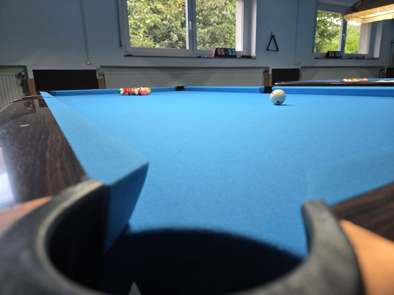 Spielvorbereitung am 9-Fuß-Tisch